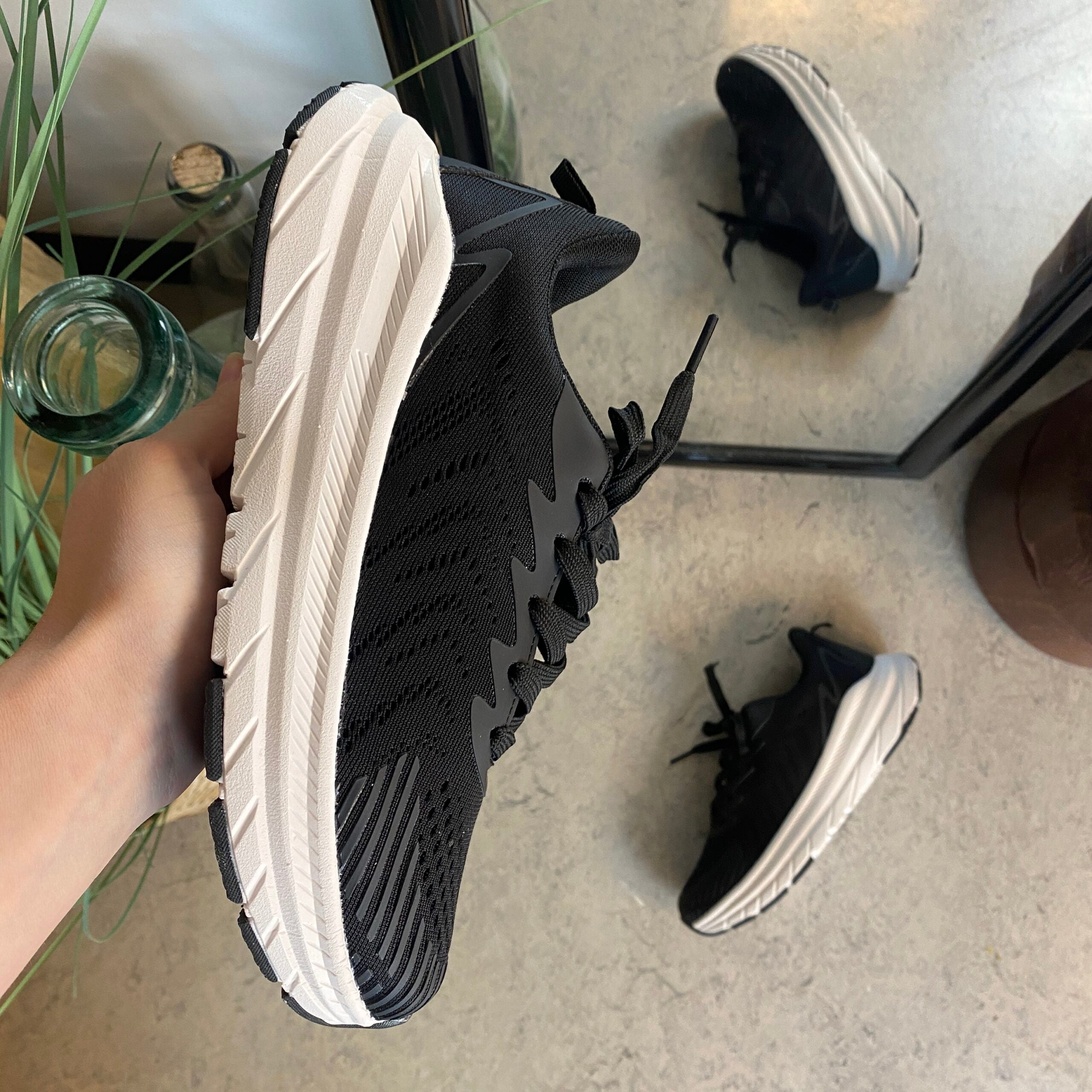 Endurance sort sneaker med hvid bund – åndbar komfort & stødabsorbering