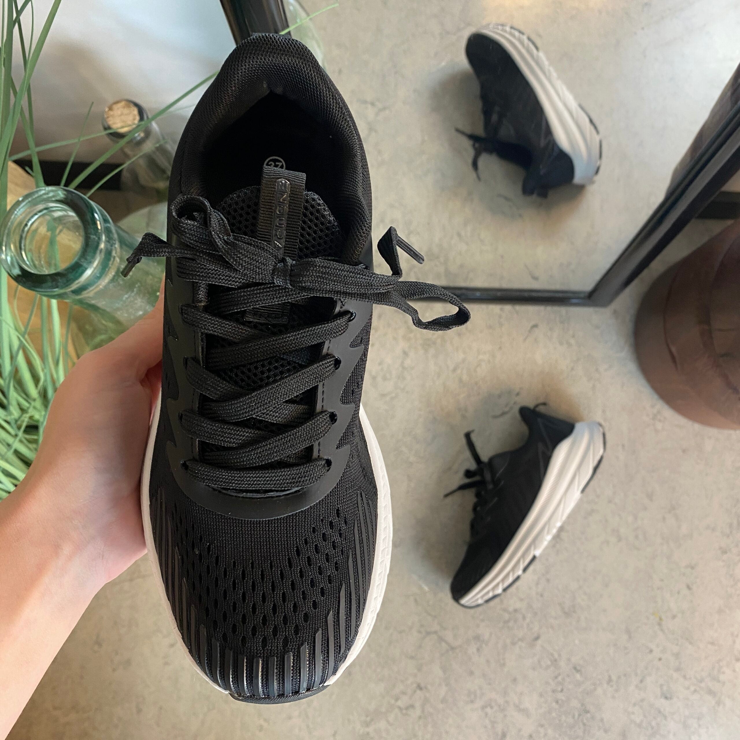 Endurance sort sneaker med hvid bund – åndbar komfort & stødabsorbering