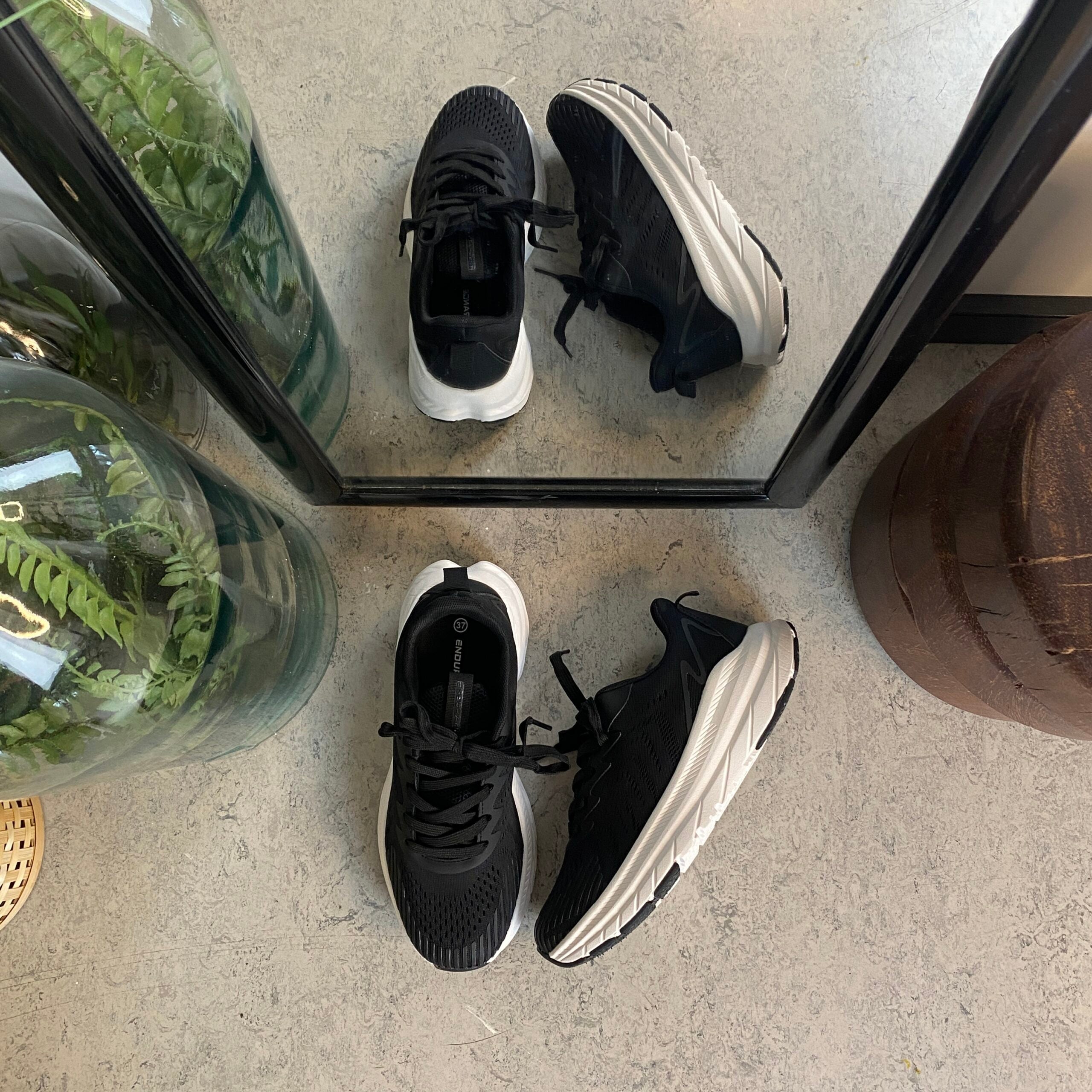 Endurance sort sneaker med hvid bund – åndbar komfort & stødabsorbering