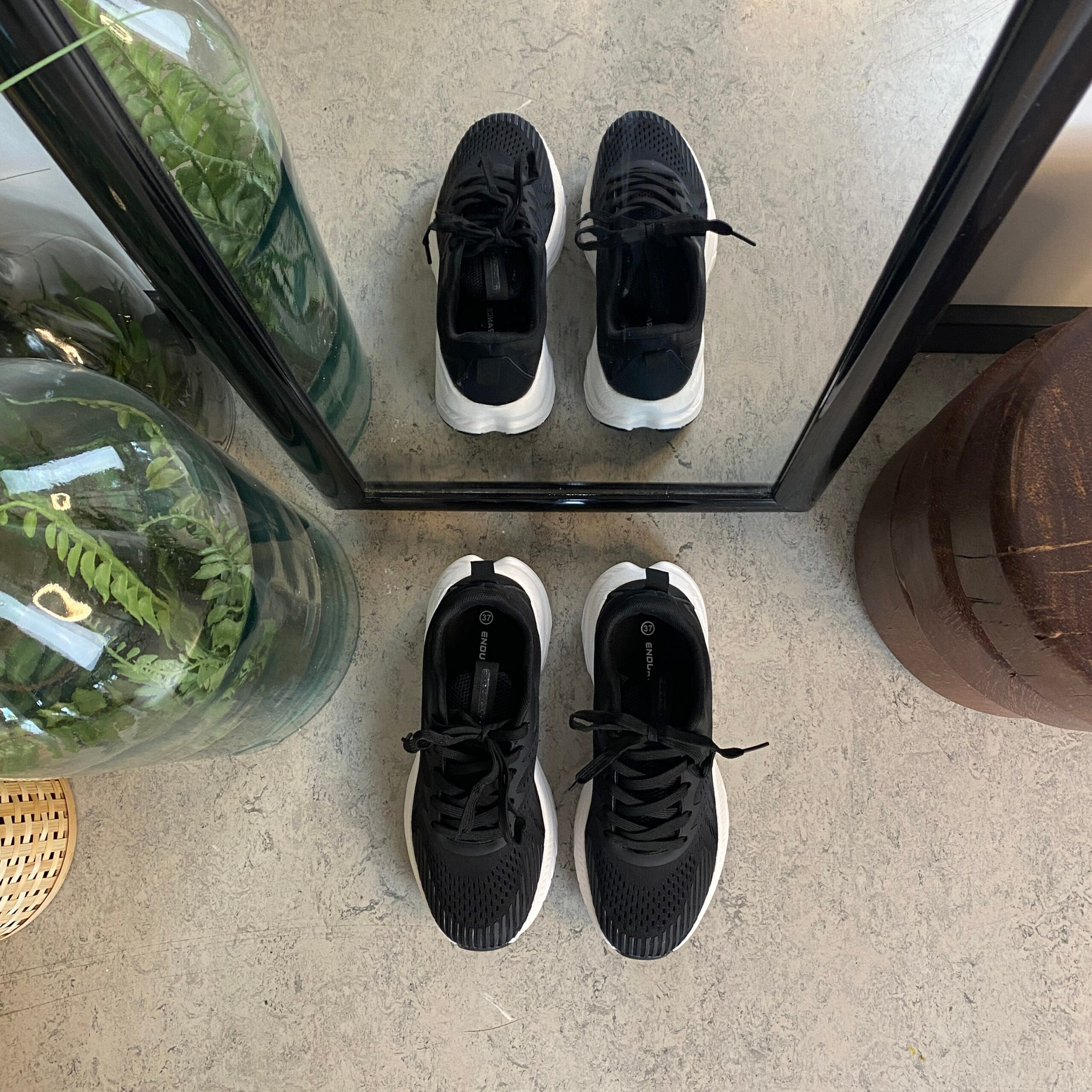 Endurance sort sneaker med hvid bund – åndbar komfort & stødabsorbering