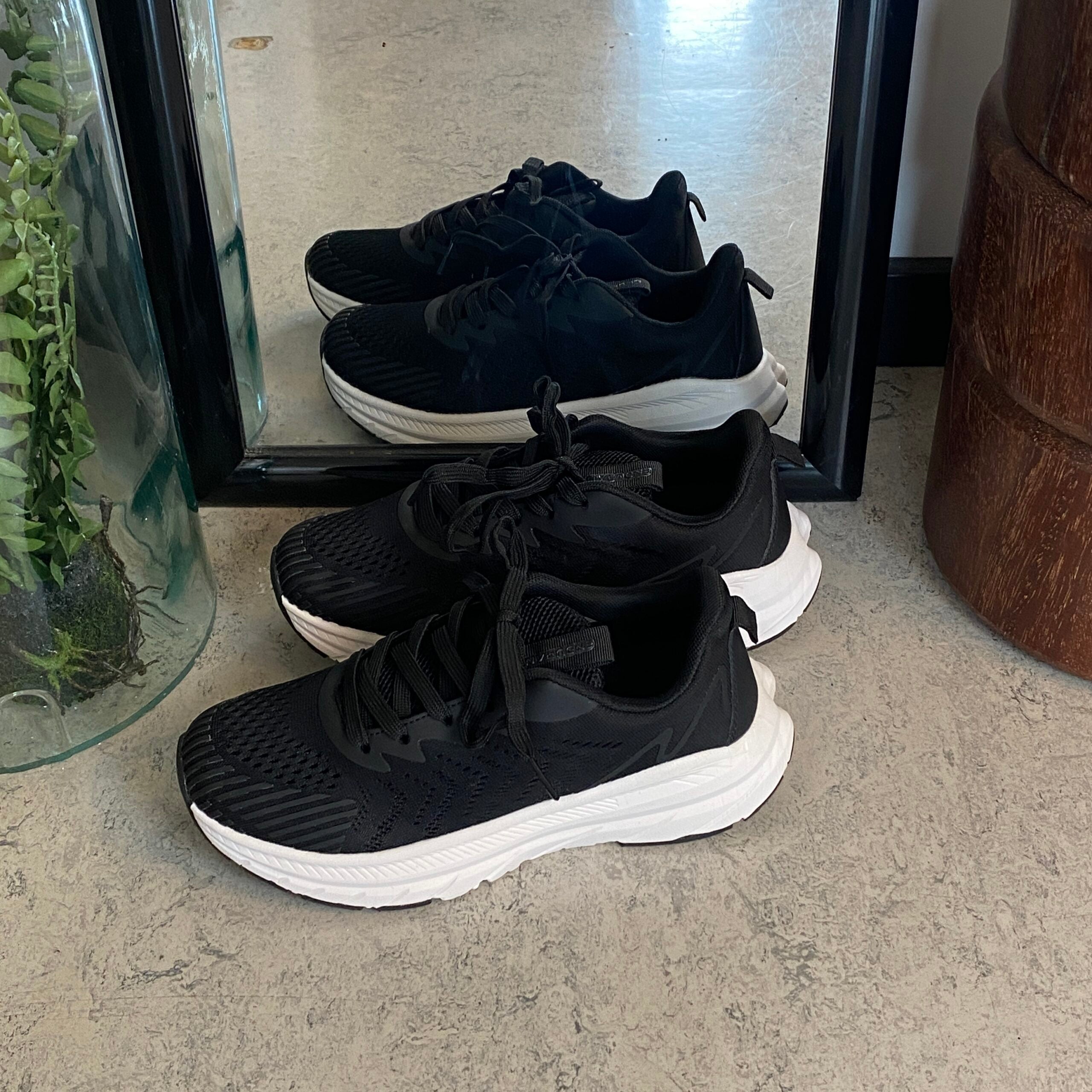 Endurance sort sneaker med hvid bund – åndbar komfort & stødabsorbering