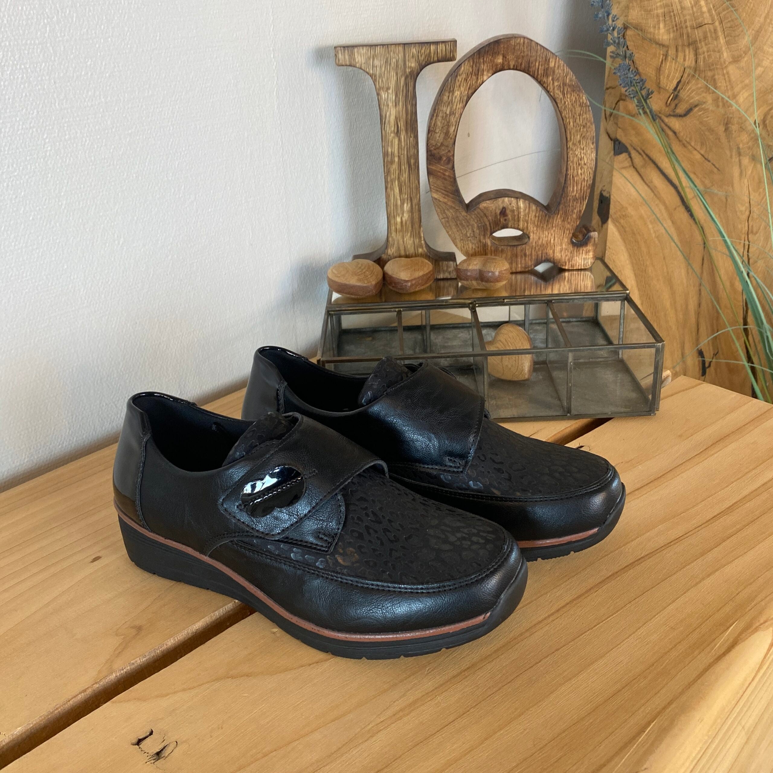 Elegant damesko med flotte detaljer og velcrolukning