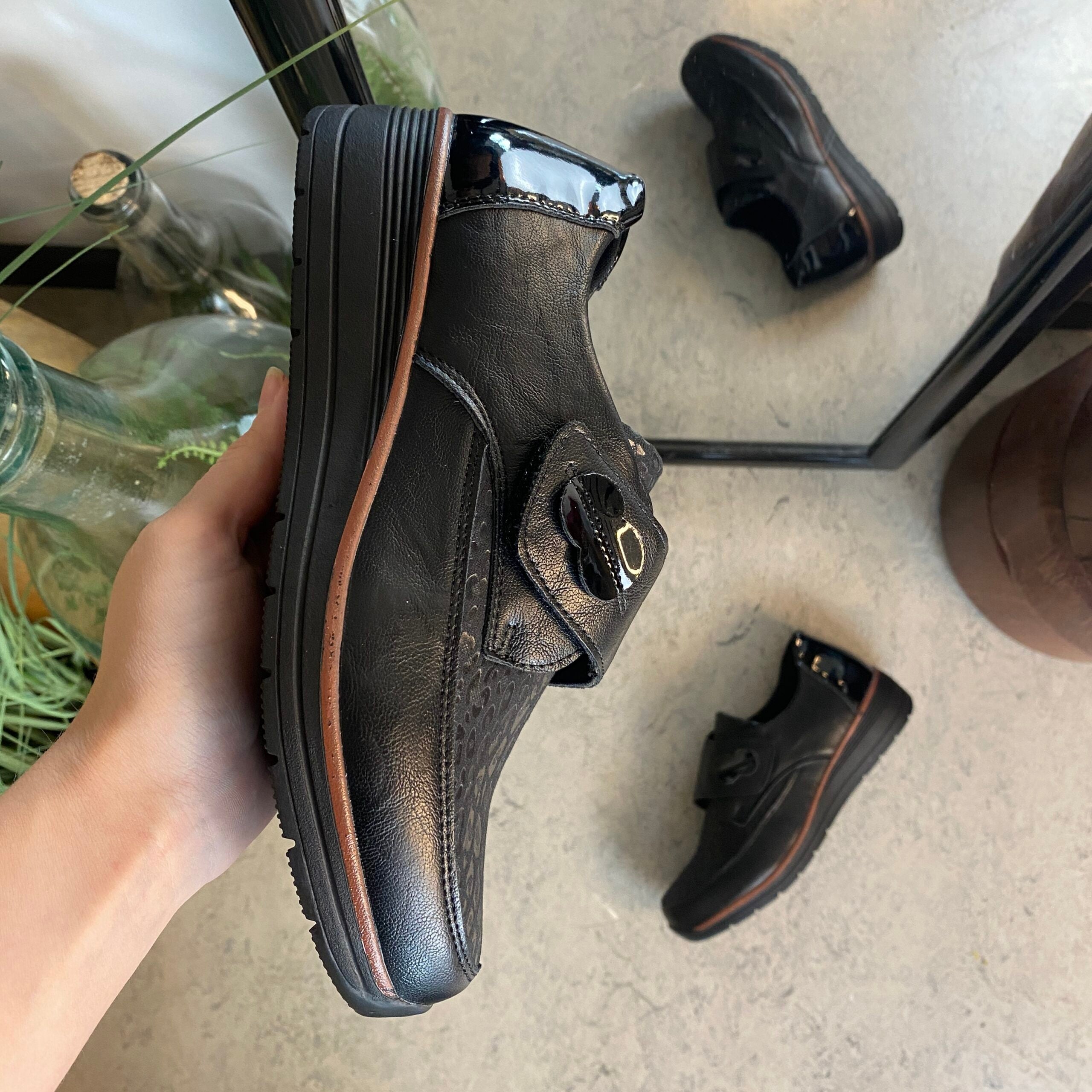 Elegant damesko med flotte detaljer og velcrolukning