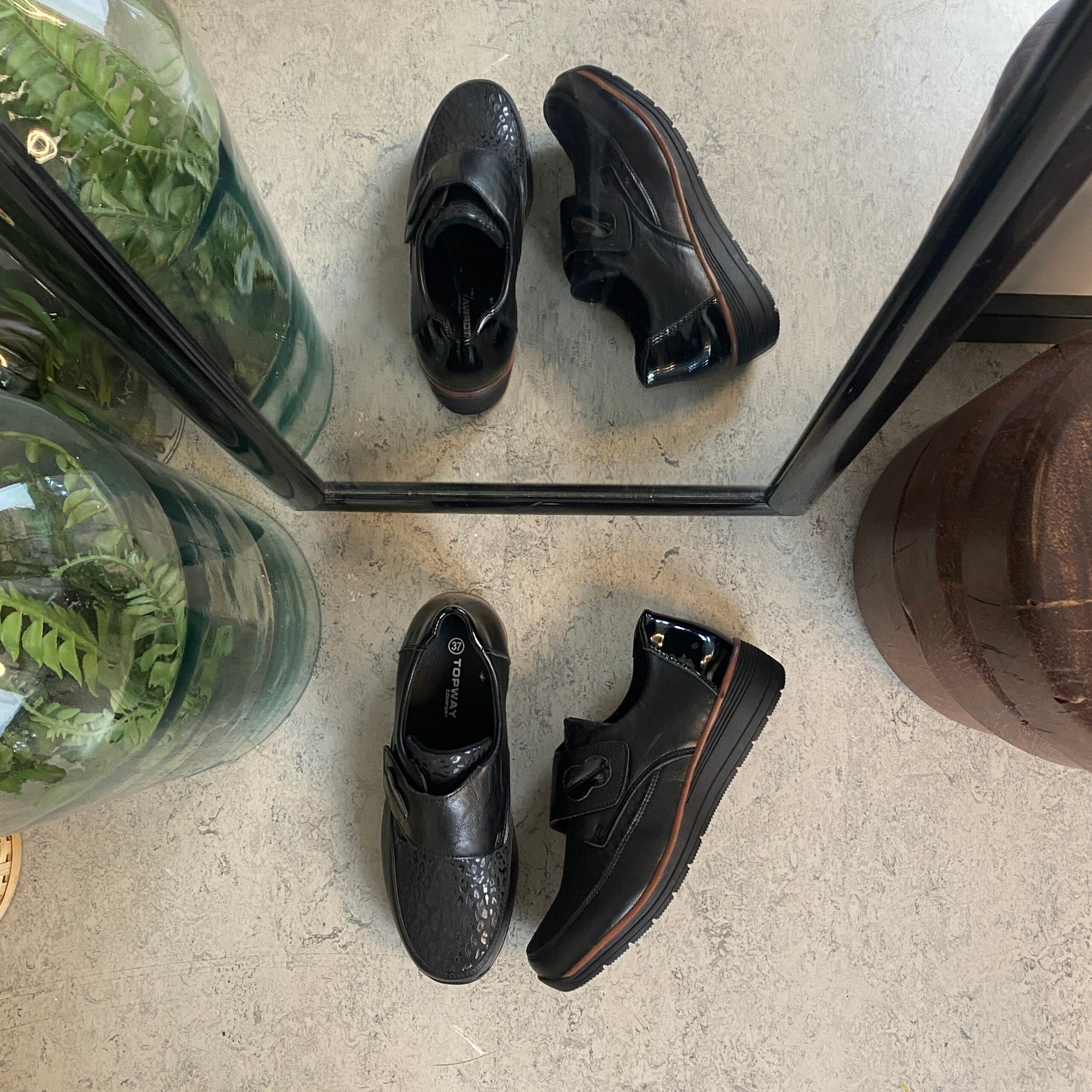 Elegant damesko med flotte detaljer og velcrolukning