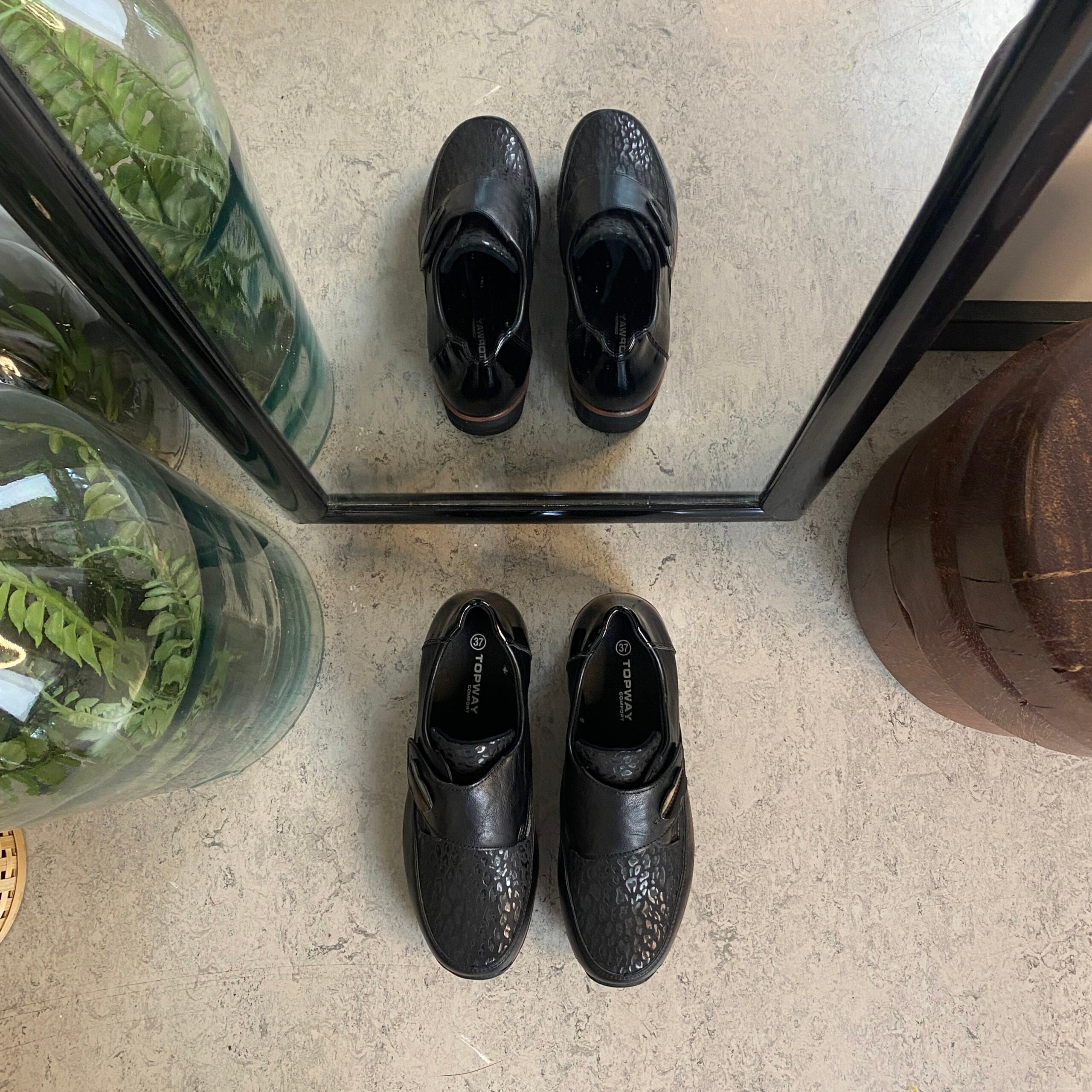 Elegant damesko med flotte detaljer og velcrolukning