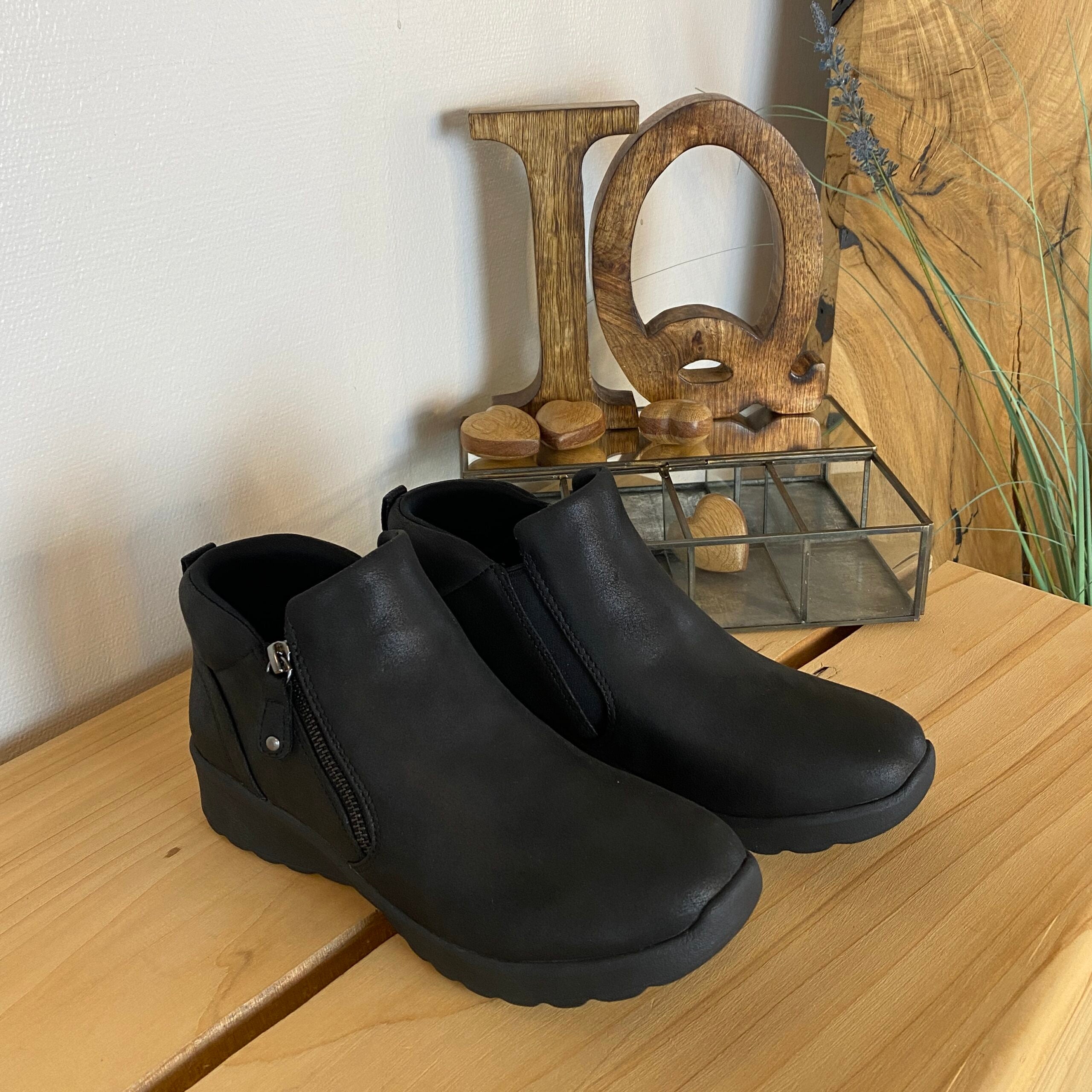 Elegant sort støvlet med meomory foam fra Skechers