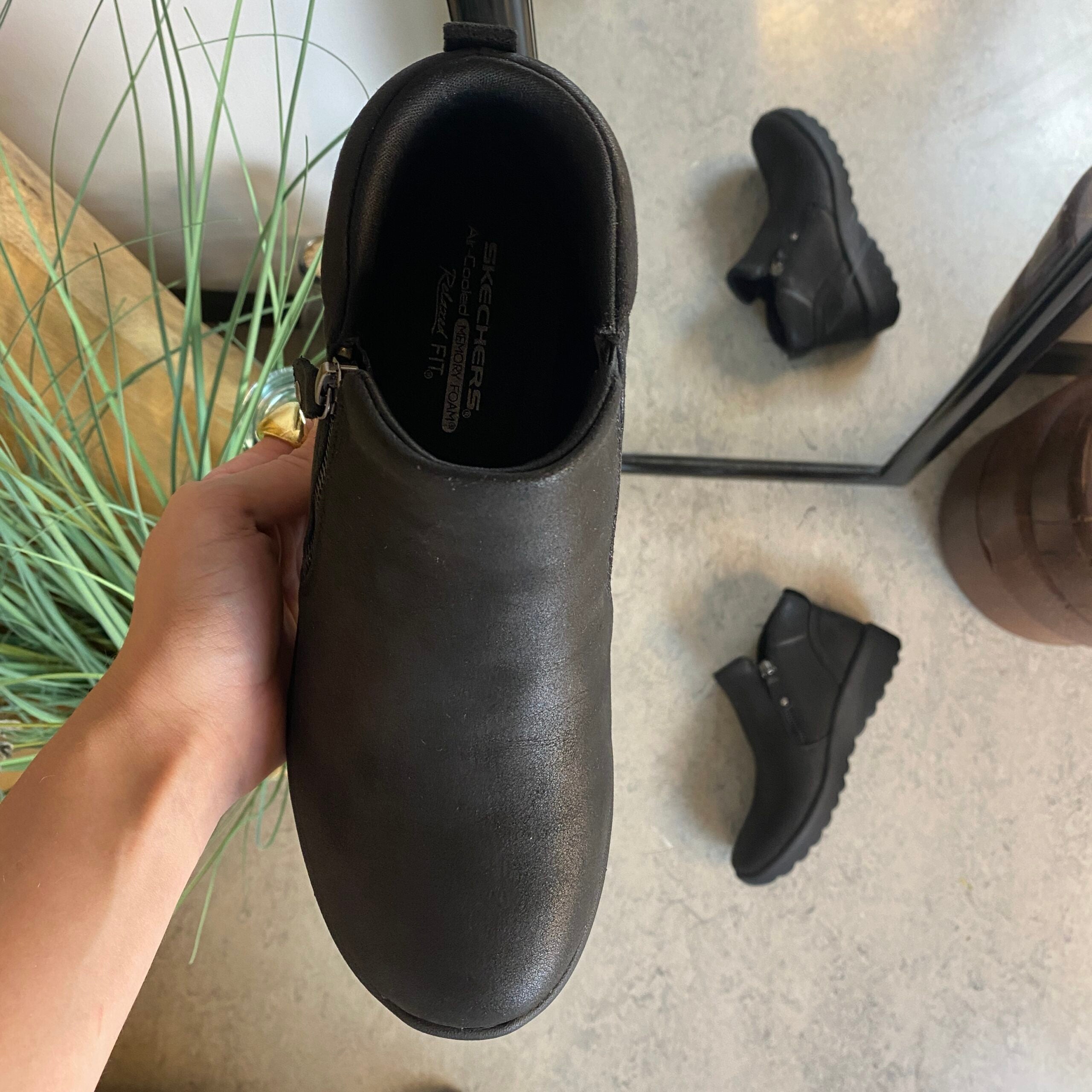 Elegant sort støvlet med meomory foam fra Skechers