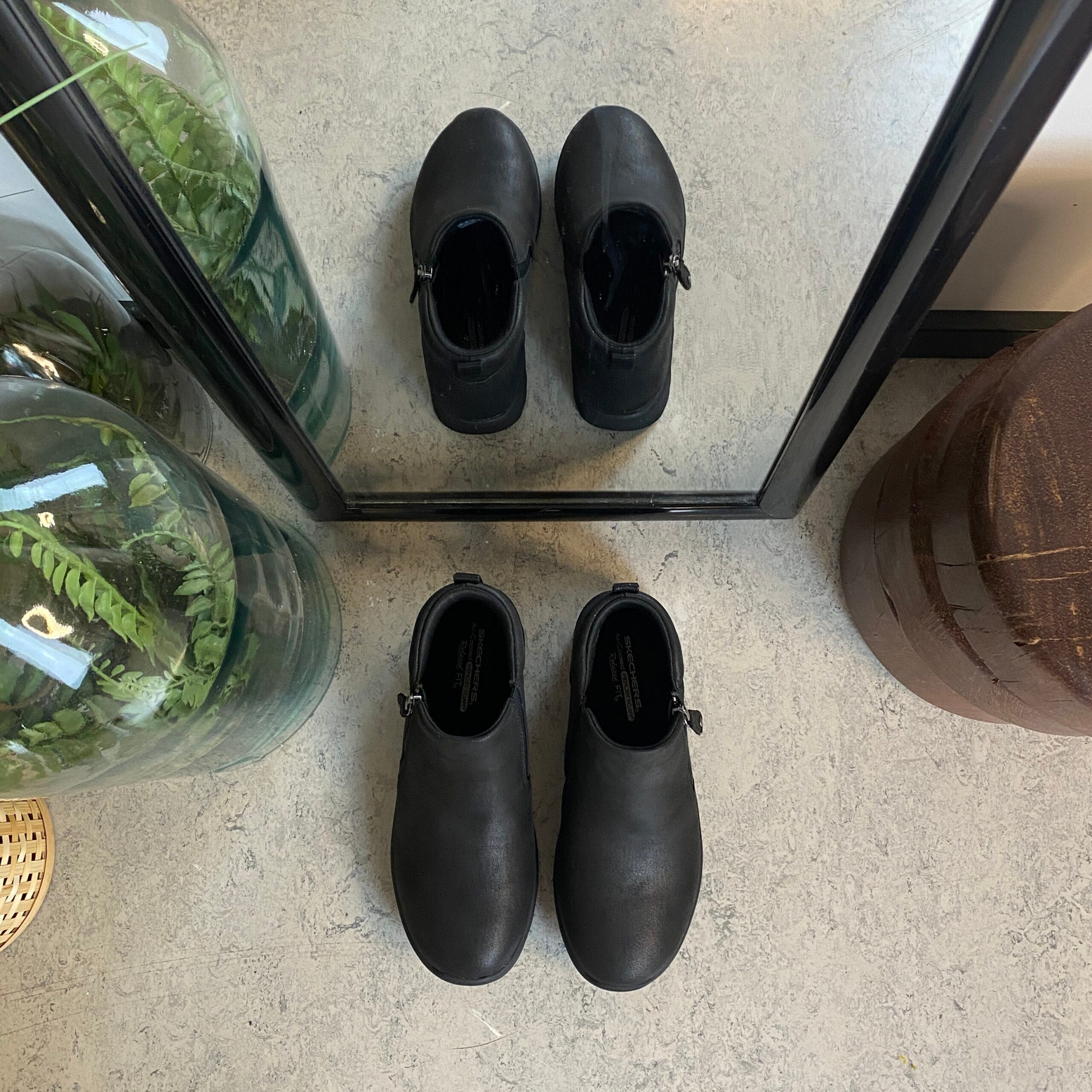 Elegant sort støvlet med meomory foam fra Skechers