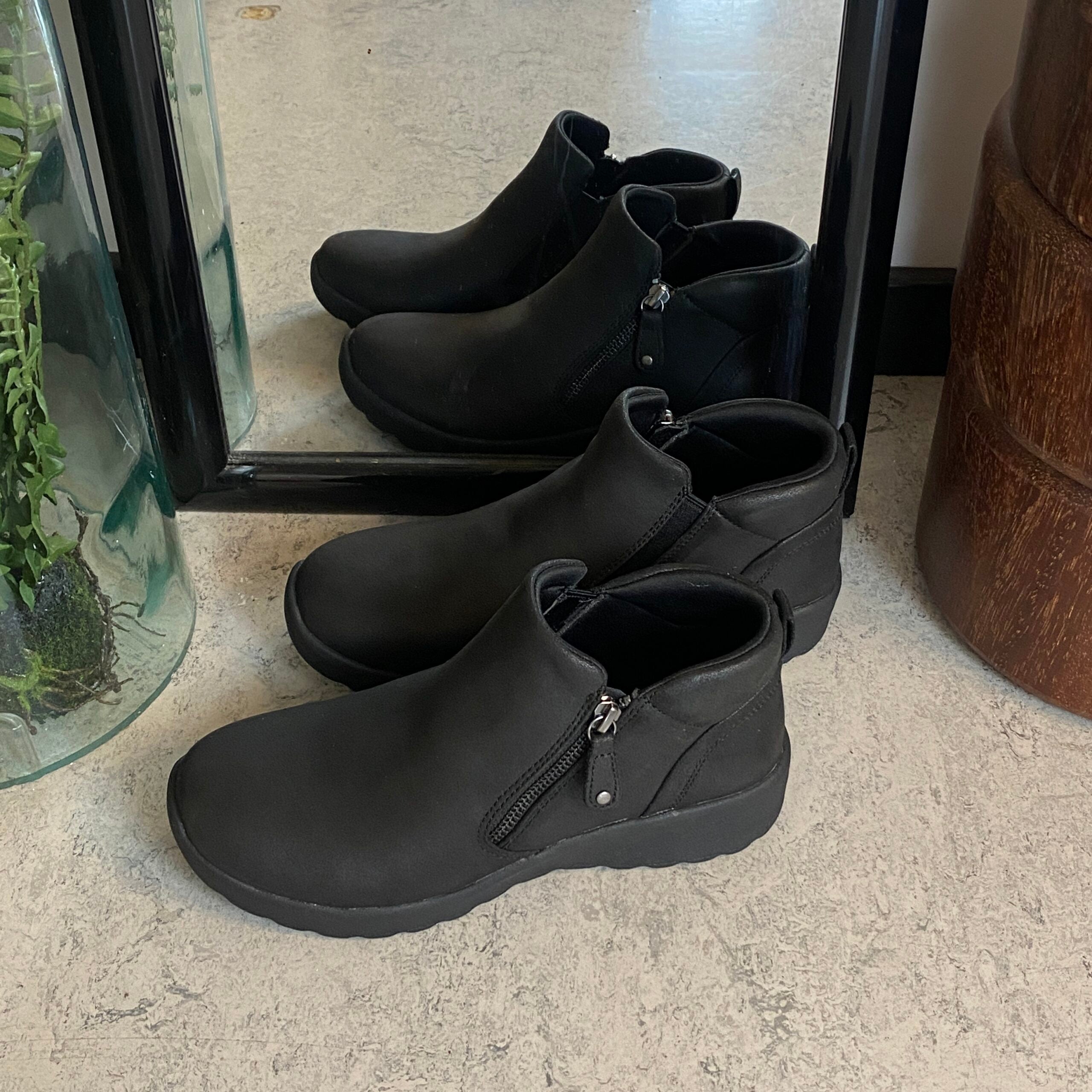 Elegant sort støvlet med meomory foam fra Skechers