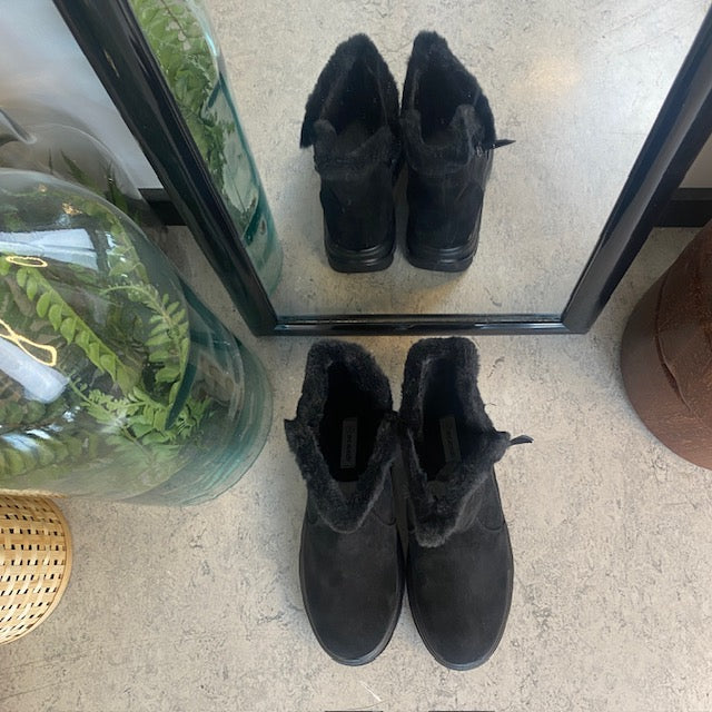 Sort damestøvle med varmt for og lynlås