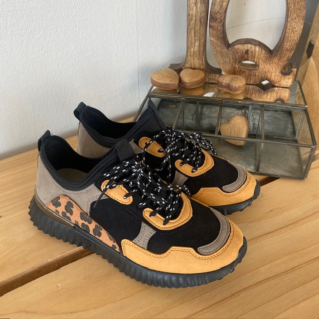 Moderne sko med flotte detaljer og gummisål