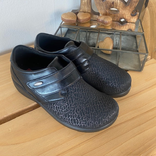 Damesko i sort PU med mønstret overdel, velcrolukning og fleksibel PU-sål