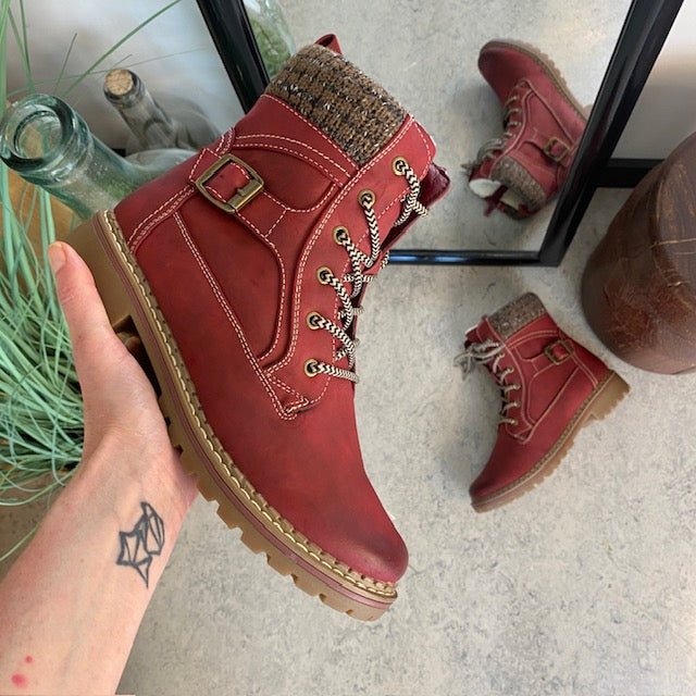 Rød damestøvle med snørebånd, lynlås og varmt for – dekorativ spænde og TPR-sål