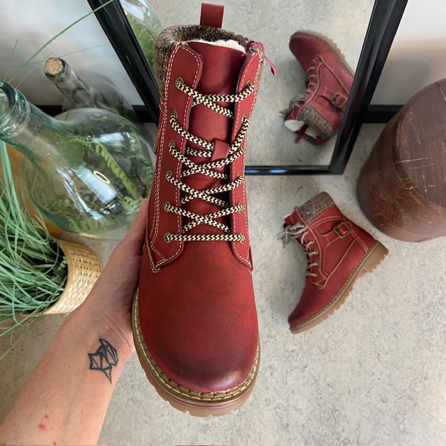 Rød damestøvle med snørebånd, lynlås og varmt for – dekorativ spænde og TPR-sål