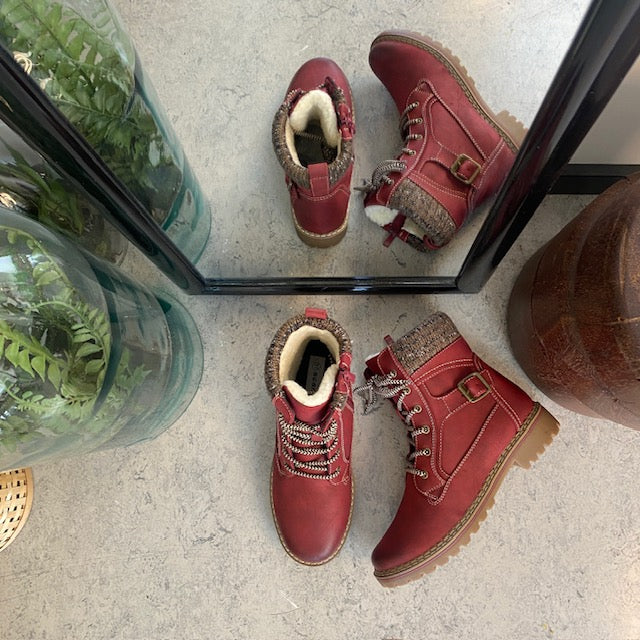 Rød damestøvle med snørebånd, lynlås og varmt for – dekorativ spænde og TPR-sål