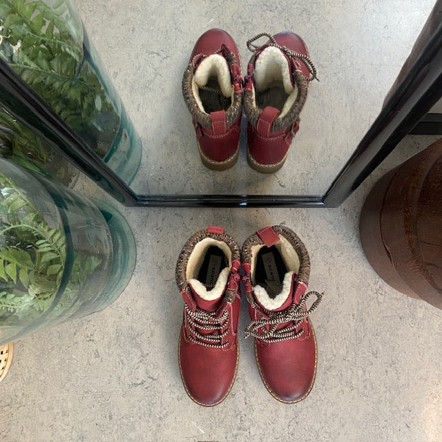 Rød damestøvle med snørebånd, lynlås og varmt for – dekorativ spænde og TPR-sål