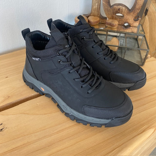 Herre ankelstøvle i sort PU med varmt for, snørebånd og KAT-TEX – robust gummisål