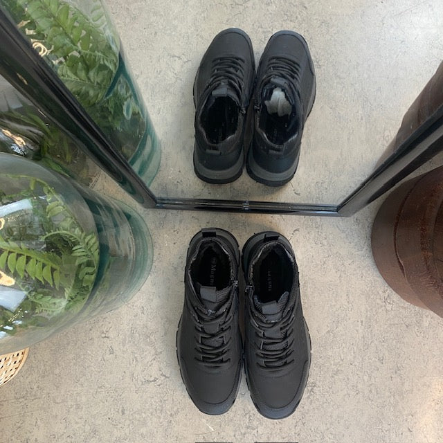 Herre ankelstøvle i sort PU med varmt for, snørebånd og KAT-TEX – robust gummisål