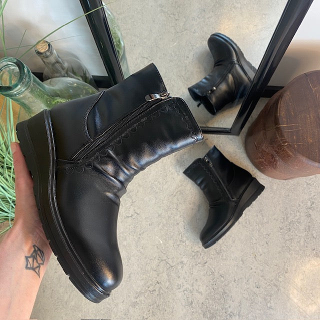 Sorte damestøvletter med varmt for og 2 lynlåse – komfortabel PU-sål og praktisk design