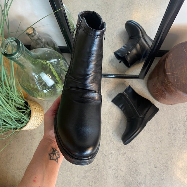 Sorte damestøvletter med varmt for og 2 lynlåse – komfortabel PU-sål og praktisk design