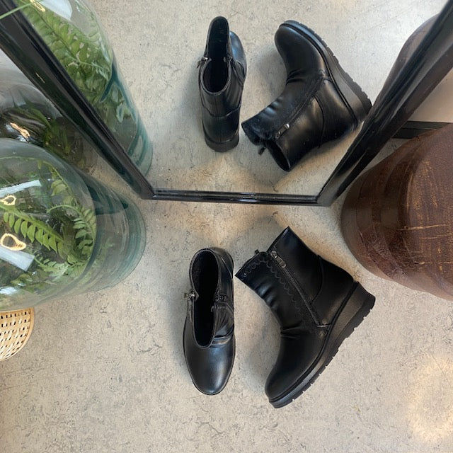 Sorte damestøvletter med varmt for og 2 lynlåse – komfortabel PU-sål og praktisk design