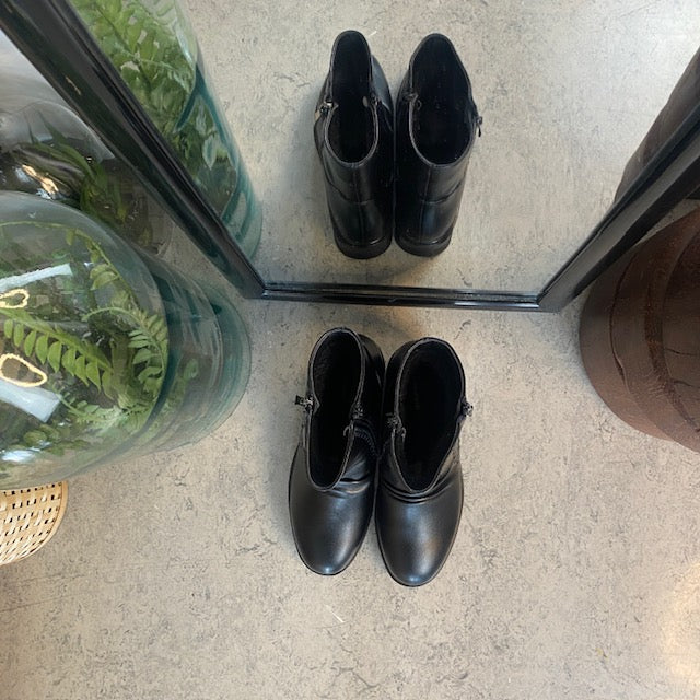 Sorte damestøvletter med varmt for og 2 lynlåse – komfortabel PU-sål og praktisk design