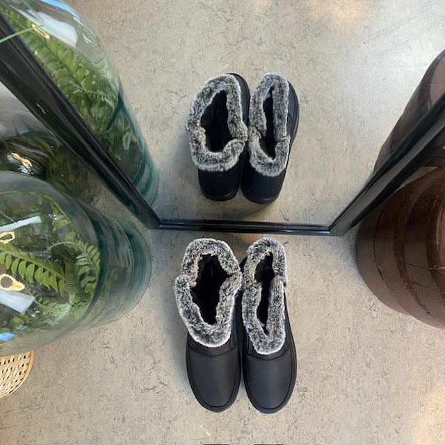 Damestøvletter i sort PU med pelskant og varmt for – 2 lynlåse og komfortabel PU-sål