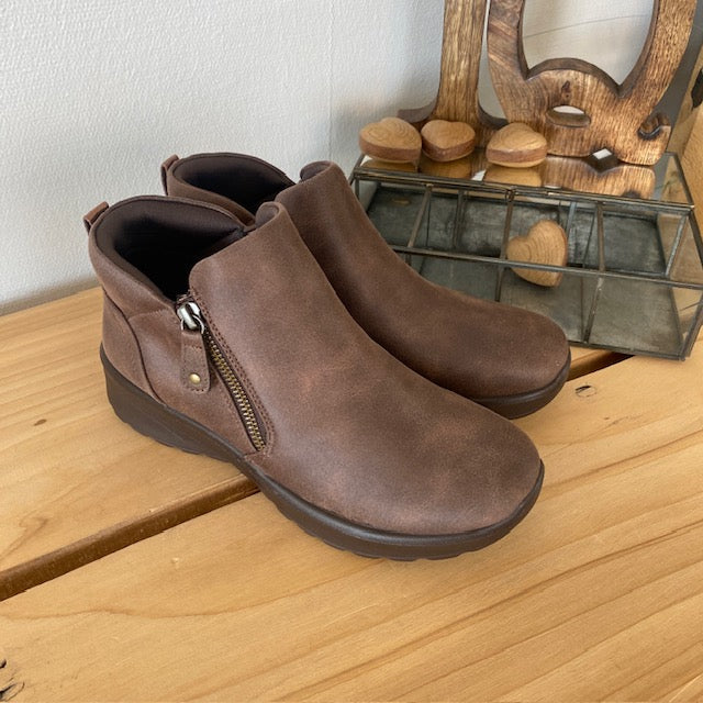 Elegant brun støvlet med meomory foam fra Skechers