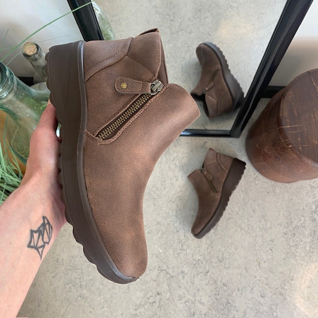 Elegant brun støvlet med meomory foam fra Skechers