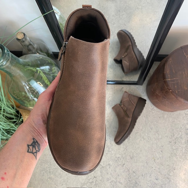 Elegant brun støvlet med meomory foam fra Skechers