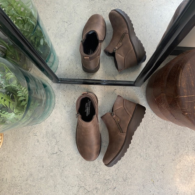 Elegant brun støvlet med meomory foam fra Skechers