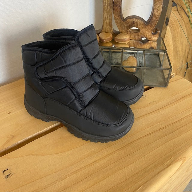 Sort vatteret støvle med velcroåbning