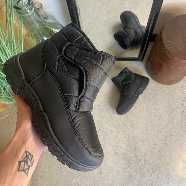 Sort vatteret støvle med velcroåbning