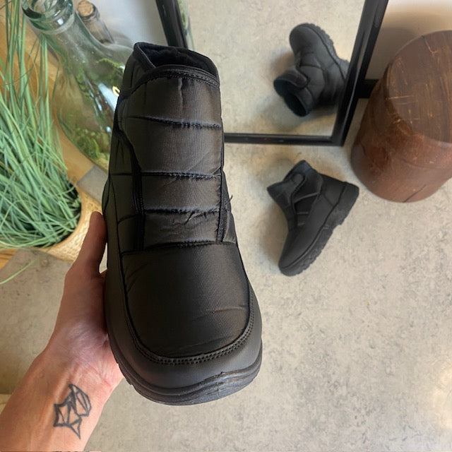 Sort vatteret støvle med velcroåbning