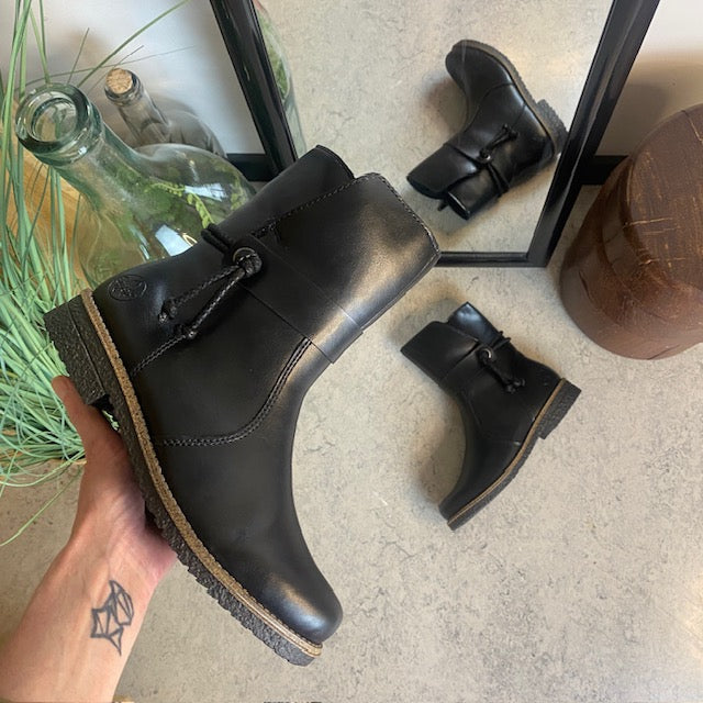 Sort Rieker vinterstøvle med foer og lynlås