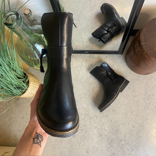 Sort Rieker vinterstøvle med foer og lynlås