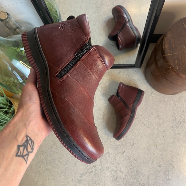 Kort støvle i bordeaux skind fra Green Comfort