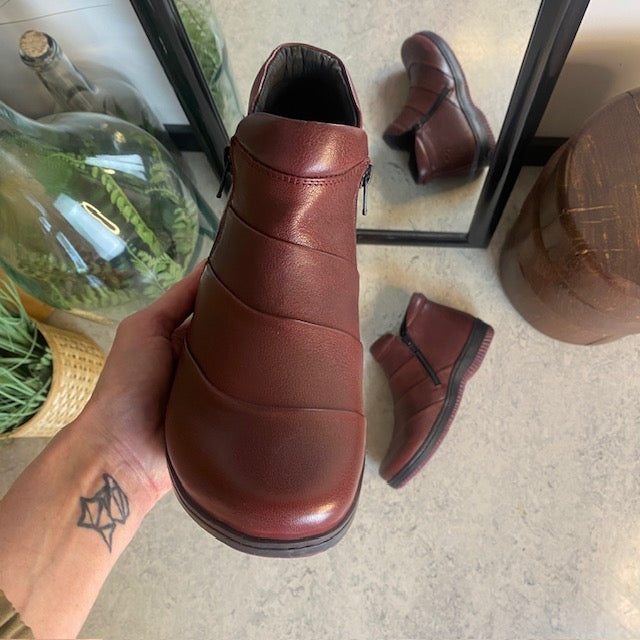 Kort støvle i bordeaux skind fra Green Comfort