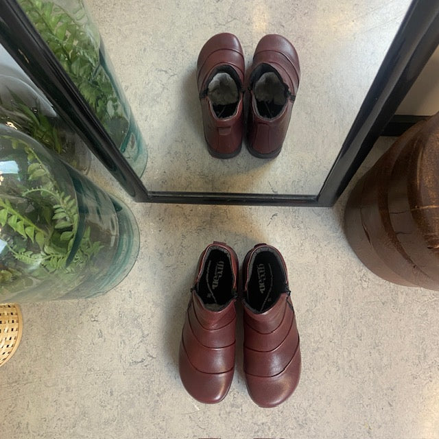 Kort støvle i bordeaux skind fra Green Comfort