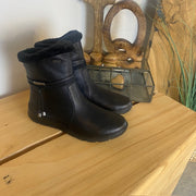 Sort Rieker støvle med elegante detaljer