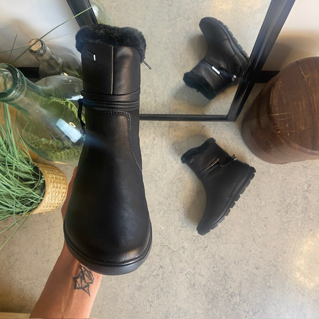 Sort Rieker støvle med elegante detaljer