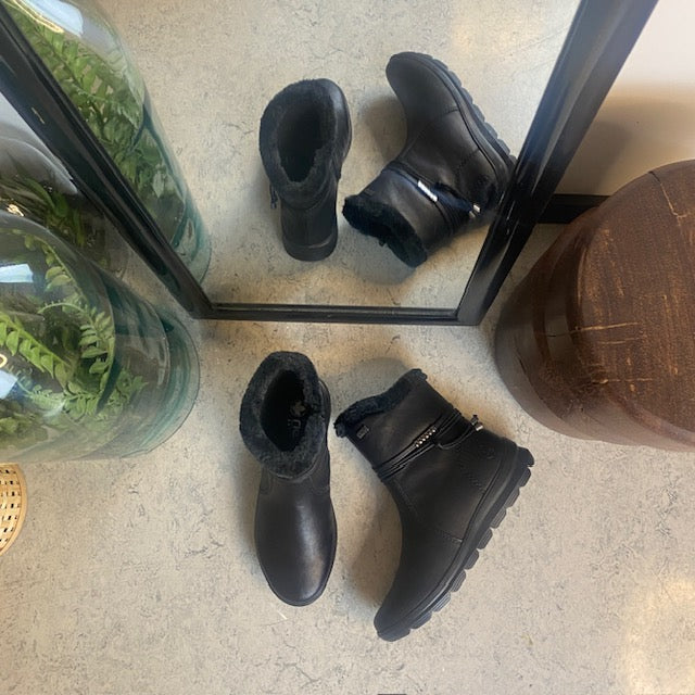 Sort Rieker støvle med elegante detaljer