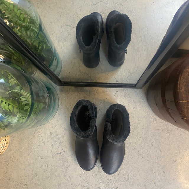 Sort Rieker støvle med elegante detaljer