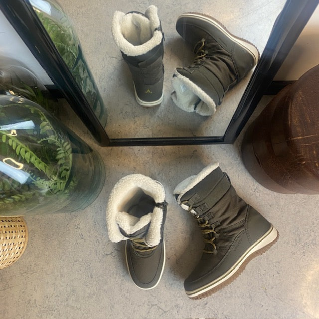 Vandtæt Whistler vinterstøvle med snøre og lynlås.