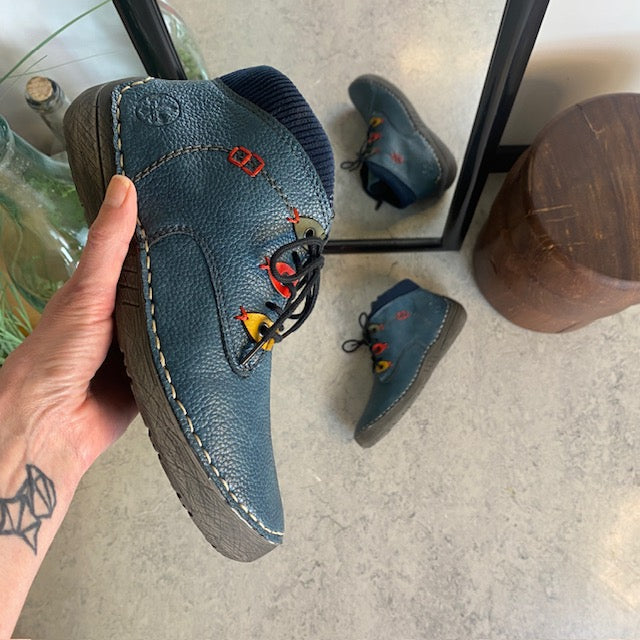 Rieker – kort blå støvle med snøre og lynlås.