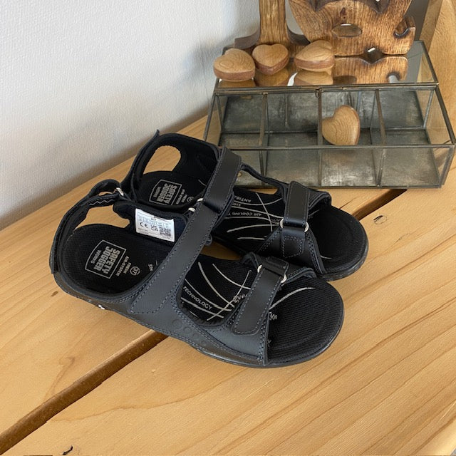 Sort skridsikker arbejdssandal