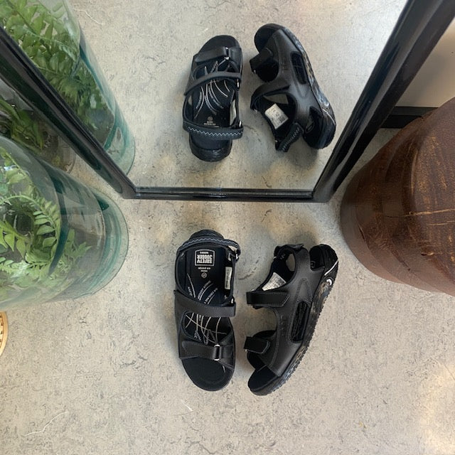 Sort skridsikker arbejdssandal