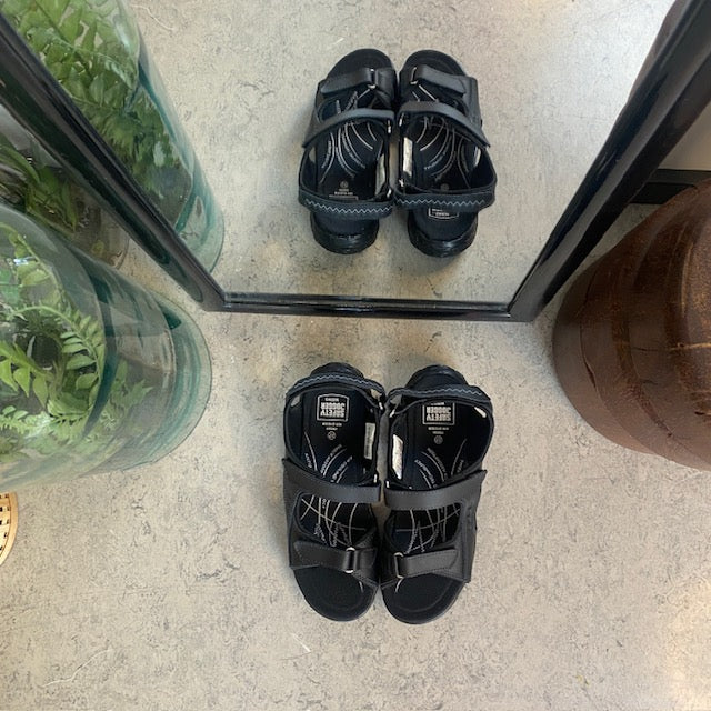 Sort skridsikker arbejdssandal