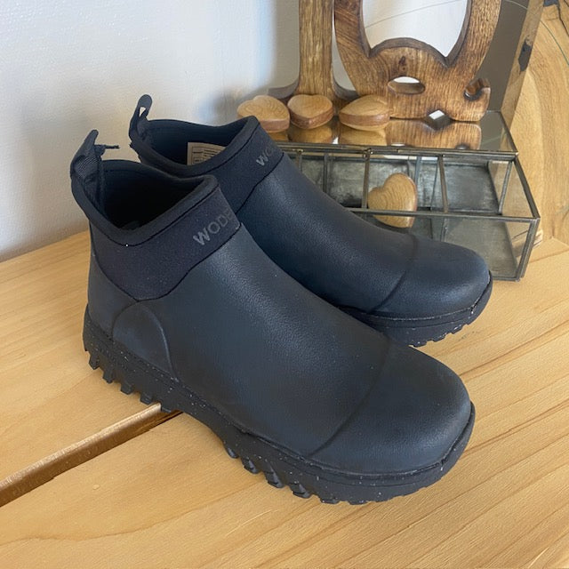 Kort sort gummistøvle fra Woden med svangstøtte og god stødabsorbering.