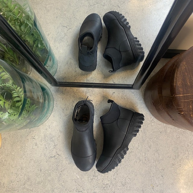 Kort sort gummistøvle fra Woden med svangstøtte og god stødabsorbering.